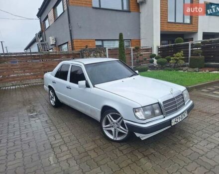 Белый Мерседес Е-Класс, объемом двигателя 2.3 л и пробегом 389 тыс. км за 1900 $, фото 3 на Automoto.ua