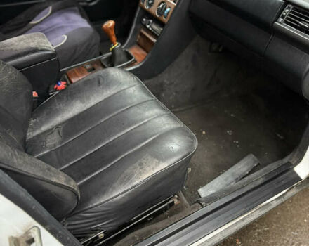 Белый Мерседес Е-Класс, объемом двигателя 3 л и пробегом 400 тыс. км за 2200 $, фото 14 на Automoto.ua