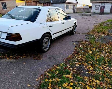 Белый Мерседес Е-Класс, объемом двигателя 2 л и пробегом 100 тыс. км за 2100 $, фото 4 на Automoto.ua