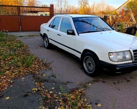 Белый Мерседес Е-Класс, объемом двигателя 2 л и пробегом 100 тыс. км за 2100 $, фото 2 на Automoto.ua