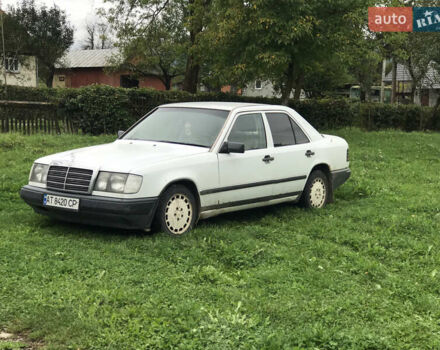 Белый Мерседес Е-Класс, объемом двигателя 2 л и пробегом 300 тыс. км за 1200 $, фото 2 на Automoto.ua