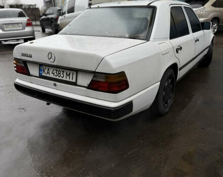 Белый Мерседес Е-Класс, объемом двигателя 3 л и пробегом 400 тыс. км за 2200 $, фото 5 на Automoto.ua