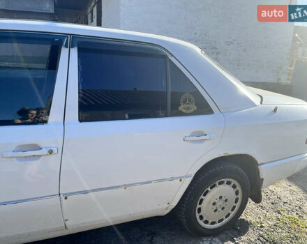 Білий Мерседес Е-Клас, об'ємом двигуна 2.3 л та пробігом 450 тис. км за 2200 $, фото 5 на Automoto.ua