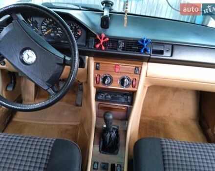 Белый Мерседес Е-Класс, объемом двигателя 2.6 л и пробегом 430 тыс. км за 1450 $, фото 11 на Automoto.ua