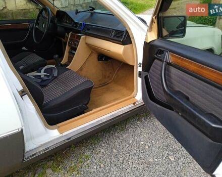 Белый Мерседес Е-Класс, объемом двигателя 2.6 л и пробегом 430 тыс. км за 1450 $, фото 13 на Automoto.ua