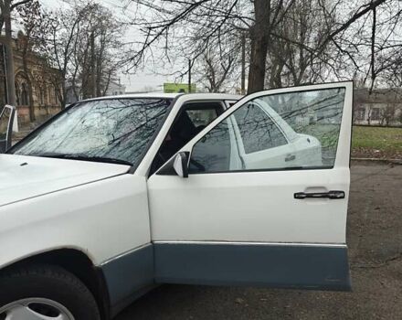 Білий Мерседес Е-Клас, об'ємом двигуна 3 л та пробігом 400 тис. км за 2750 $, фото 3 на Automoto.ua