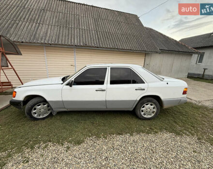 Белый Мерседес Е-Класс, объемом двигателя 2.3 л и пробегом 300 тыс. км за 1750 $, фото 4 на Automoto.ua