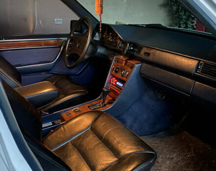 Белый Мерседес Е-Класс, объемом двигателя 2 л и пробегом 467 тыс. км за 3500 $, фото 29 на Automoto.ua