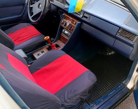 Белый Мерседес Е-Класс, объемом двигателя 2 л и пробегом 250 тыс. км за 1850 $, фото 4 на Automoto.ua