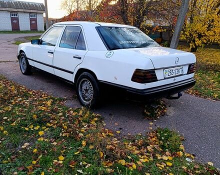 Белый Мерседес Е-Класс, объемом двигателя 2 л и пробегом 250 тыс. км за 1850 $, фото 10 на Automoto.ua