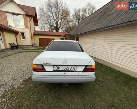 Белый Мерседес Е-Класс, объемом двигателя 2.3 л и пробегом 300 тыс. км за 1750 $, фото 3 на Automoto.ua