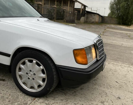 Белый Мерседес Е-Класс, объемом двигателя 2 л и пробегом 467 тыс. км за 3500 $, фото 5 на Automoto.ua