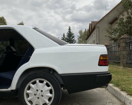 Белый Мерседес Е-Класс, объемом двигателя 2 л и пробегом 467 тыс. км за 3500 $, фото 6 на Automoto.ua