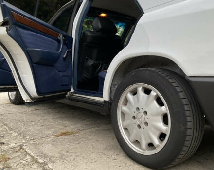 Белый Мерседес Е-Класс, объемом двигателя 2 л и пробегом 467 тыс. км за 3500 $, фото 8 на Automoto.ua