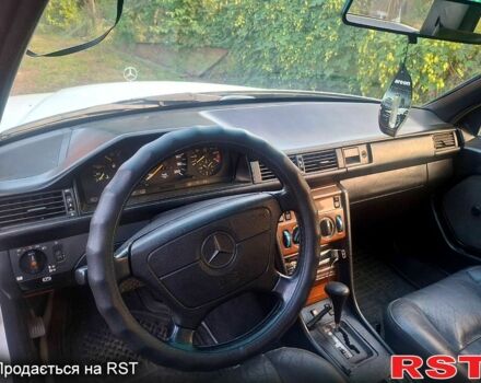 Белый Мерседес Е-Класс, объемом двигателя 2.6 л и пробегом 0 тыс. км за 3000 $, фото 8 на Automoto.ua