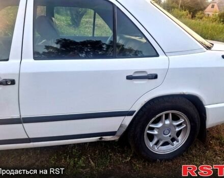 Белый Мерседес Е-Класс, объемом двигателя 2.6 л и пробегом 0 тыс. км за 3000 $, фото 1 на Automoto.ua