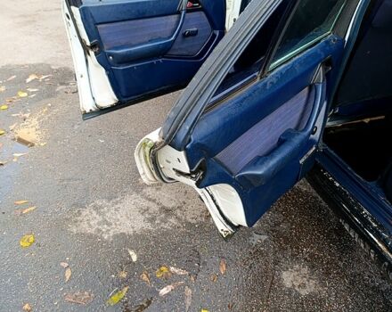 Белый Мерседес Е-Класс, объемом двигателя 2 л и пробегом 250 тыс. км за 1850 $, фото 3 на Automoto.ua