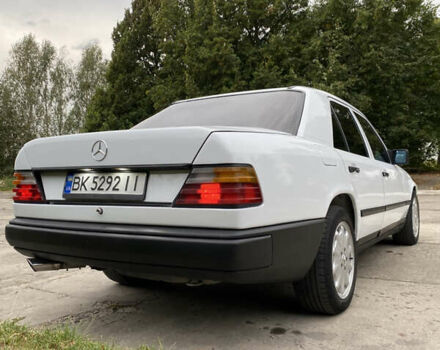 Белый Мерседес Е-Класс, объемом двигателя 2 л и пробегом 467 тыс. км за 3500 $, фото 4 на Automoto.ua