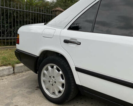 Белый Мерседес Е-Класс, объемом двигателя 2 л и пробегом 467 тыс. км за 3500 $, фото 10 на Automoto.ua