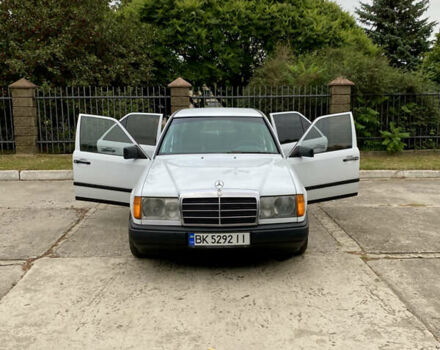 Белый Мерседес Е-Класс, объемом двигателя 2 л и пробегом 467 тыс. км за 3500 $, фото 3 на Automoto.ua