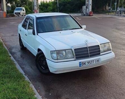 Белый Мерседес Е-Класс, объемом двигателя 2 л и пробегом 430 тыс. км за 2800 $, фото 2 на Automoto.ua