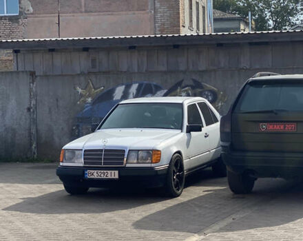 Белый Мерседес Е-Класс, объемом двигателя 2 л и пробегом 467 тыс. км за 3500 $, фото 1 на Automoto.ua