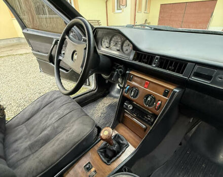 Белый Мерседес Е-Класс, объемом двигателя 2.3 л и пробегом 300 тыс. км за 1750 $, фото 5 на Automoto.ua