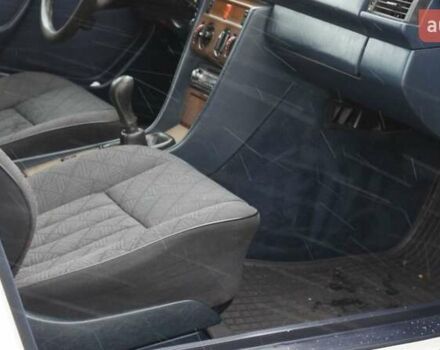 Белый Мерседес Е-Класс, объемом двигателя 2.6 л и пробегом 397 тыс. км за 2200 $, фото 10 на Automoto.ua