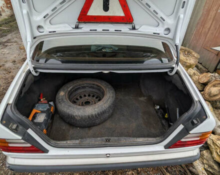 Білий Мерседес Е-Клас, об'ємом двигуна 2 л та пробігом 360 тис. км за 1850 $, фото 5 на Automoto.ua