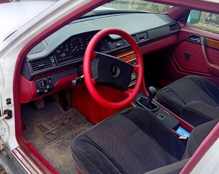 Белый Мерседес Е-Класс, объемом двигателя 2.3 л и пробегом 389 тыс. км за 1400 $, фото 5 на Automoto.ua