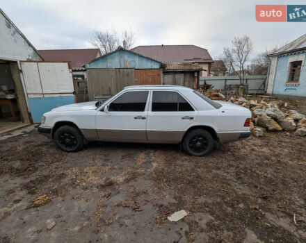 Білий Мерседес Е-Клас, об'ємом двигуна 2 л та пробігом 360 тис. км за 1850 $, фото 2 на Automoto.ua