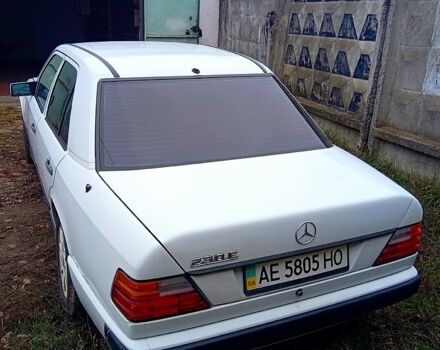 Белый Мерседес Е-Класс, объемом двигателя 2.3 л и пробегом 389 тыс. км за 1400 $, фото 6 на Automoto.ua
