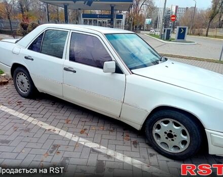 Белый Мерседес Е-Класс, объемом двигателя 2 л и пробегом 500 тыс. км за 1400 $, фото 5 на Automoto.ua