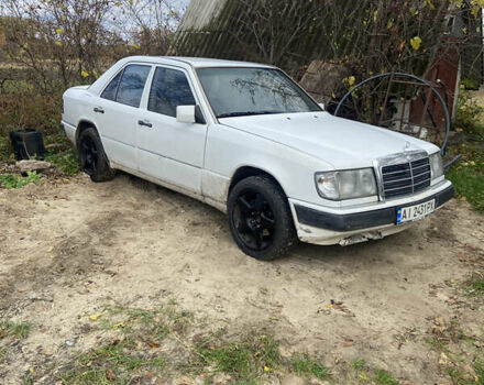 Білий Мерседес Е-Клас, об'ємом двигуна 2.3 л та пробігом 300 тис. км за 1450 $, фото 1 на Automoto.ua