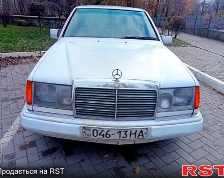 Белый Мерседес Е-Класс, объемом двигателя 2 л и пробегом 500 тыс. км за 1400 $, фото 4 на Automoto.ua