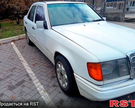 Белый Мерседес Е-Класс, объемом двигателя 2 л и пробегом 500 тыс. км за 1400 $, фото 6 на Automoto.ua