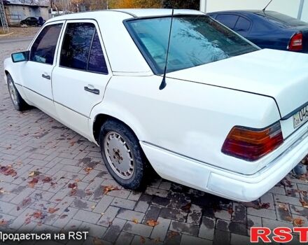 Белый Мерседес Е-Класс, объемом двигателя 2 л и пробегом 500 тыс. км за 1400 $, фото 1 на Automoto.ua