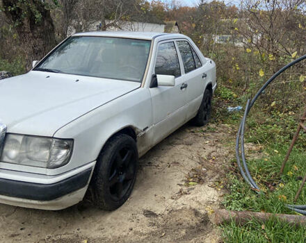 Білий Мерседес Е-Клас, об'ємом двигуна 2.3 л та пробігом 300 тис. км за 1450 $, фото 2 на Automoto.ua