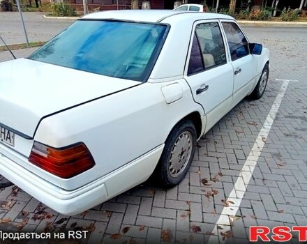 Белый Мерседес Е-Класс, объемом двигателя 2 л и пробегом 500 тыс. км за 1400 $, фото 7 на Automoto.ua