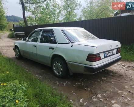 Білий Мерседес Е-Клас, об'ємом двигуна 2 л та пробігом 300 тис. км за 1000 $, фото 1 на Automoto.ua