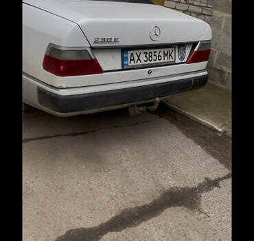 Белый Мерседес Е-Класс, объемом двигателя 2.3 л и пробегом 343 тыс. км за 2700 $, фото 2 на Automoto.ua