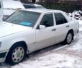 Білий Мерседес Е-Клас, об'ємом двигуна 2 л та пробігом 386 тис. км за 2100 $, фото 1 на Automoto.ua