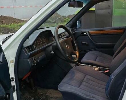 Белый Мерседес Е-Класс, объемом двигателя 2 л и пробегом 357 тыс. км за 1700 $, фото 7 на Automoto.ua