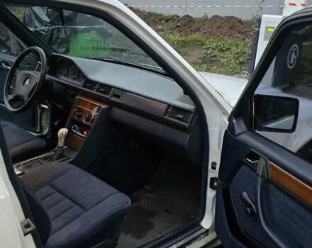 Белый Мерседес Е-Класс, объемом двигателя 2 л и пробегом 357 тыс. км за 1700 $, фото 11 на Automoto.ua