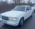Белый Мерседес Е-Класс, объемом двигателя 2.3 л и пробегом 100 тыс. км за 3000 $, фото 1 на Automoto.ua