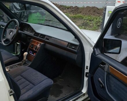 Белый Мерседес Е-Класс, объемом двигателя 2 л и пробегом 357 тыс. км за 1700 $, фото 13 на Automoto.ua