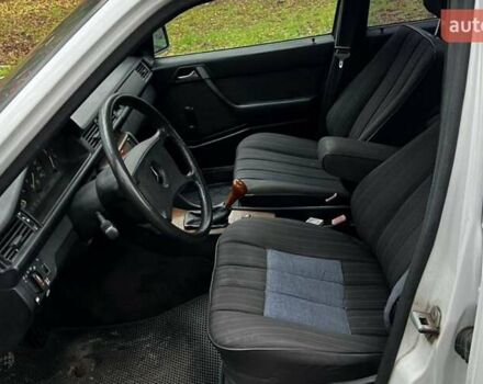 Белый Мерседес Е-Класс, объемом двигателя 2.2 л и пробегом 321 тыс. км за 2500 $, фото 7 на Automoto.ua