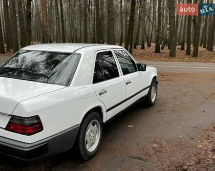 Белый Мерседес Е-Класс, объемом двигателя 2.2 л и пробегом 321 тыс. км за 2500 $, фото 1 на Automoto.ua