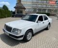 Білий Мерседес Е-Клас, об'ємом двигуна 2 л та пробігом 300 тис. км за 1400 $, фото 1 на Automoto.ua