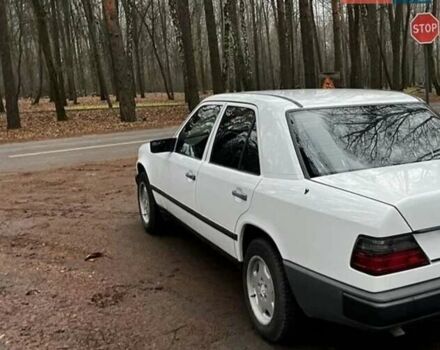 Белый Мерседес Е-Класс, объемом двигателя 2.2 л и пробегом 321 тыс. км за 2500 $, фото 2 на Automoto.ua